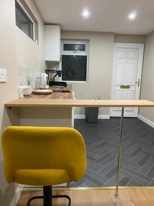 A Spacious Double Bed Studio Stoke-on-Trent Екстериор снимка