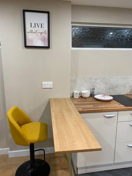 A Spacious Double Bed Studio Stoke-on-Trent Екстериор снимка